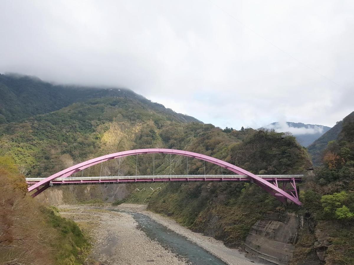 拉拉山周家渡假旅館 Hualing Exteriör bild