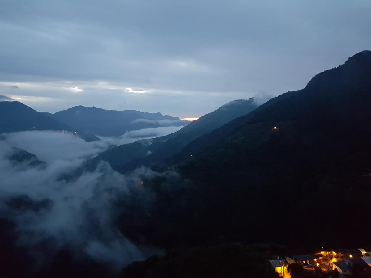 拉拉山周家渡假旅館 Hualing Exteriör bild